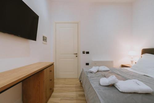 Double Room with Balcony image 3