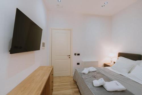 Double Room with Balcony image 2