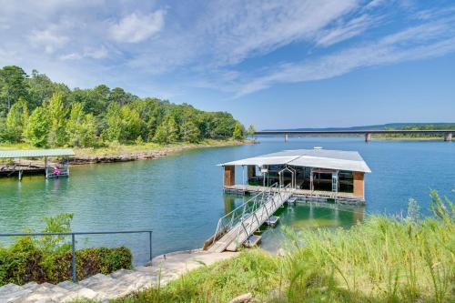 Greers Ferry Lakefront Home w/ Deck & Boat Slips! – khách sạn tại Vịnh Fairfield (AR)