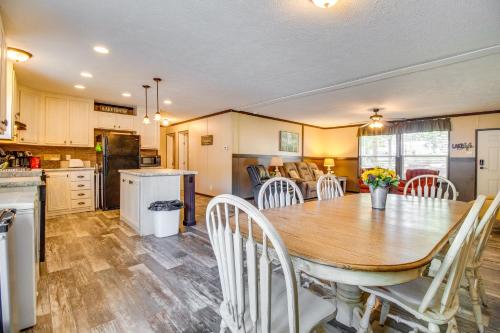 Greers Ferry Lakefront Home with Deck and Boat Slips! in 費爾菲爾德灣
