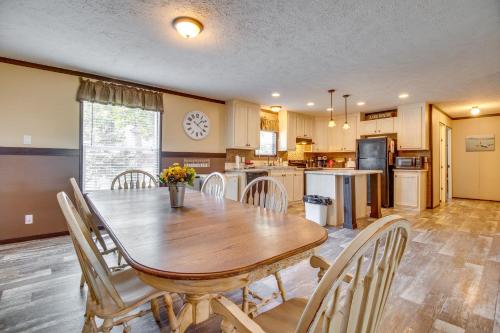 Greers Ferry Lakefront Home with Deck and Boat Slips! in 費爾菲爾德灣