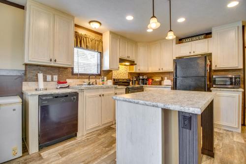 Greers Ferry Lakefront Home with Deck and Boat Slips! in 費爾菲爾德灣