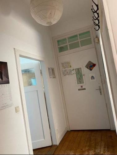 Minimalistic bright room 12min from Hanover central station, Hannover (foto 7)