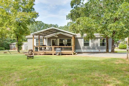 Greers Ferry Lakefront Home with Deck and Boat Slips! in 費爾菲爾德灣