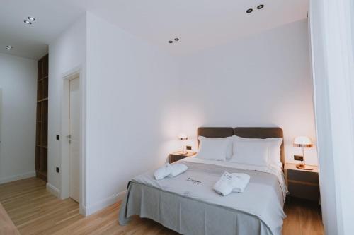 Queen Room with Balcony image 1