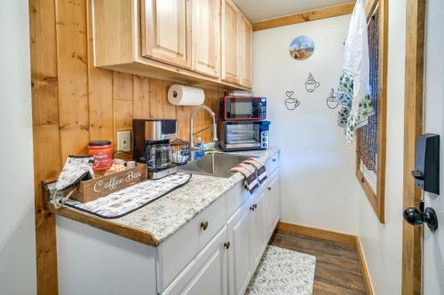 Riverfront Resort Cabin about 21 Mi to Crater Lake NP! in Chiloquin