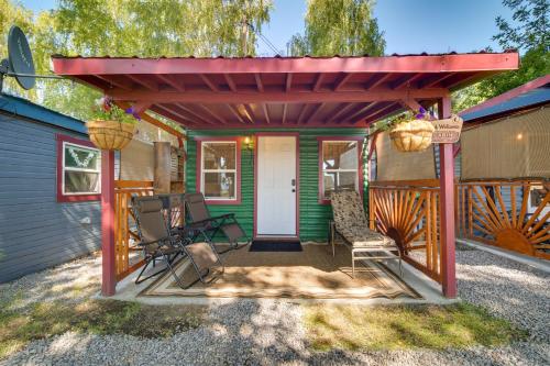 Riverfront Resort Cabin about 21 Mi to Crater Lake NP! in Chiloquin
