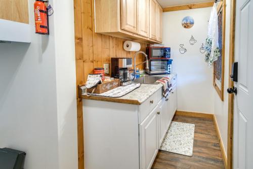 Riverfront Resort Cabin about 21 Mi to Crater Lake NP! in Chiloquin