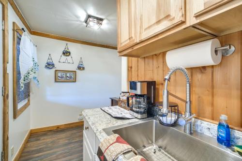 Riverfront Resort Cabin about 21 Mi to Crater Lake NP! in Chiloquin