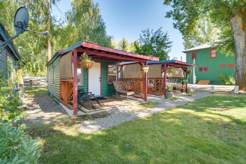 Riverfront Resort Cabin about 21 Mi to Crater Lake NP! in Chiloquin