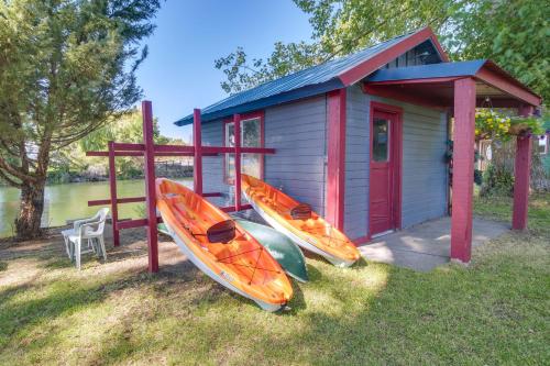 Riverfront Resort Cabin about 21 Mi to Crater Lake NP! in Chiloquin