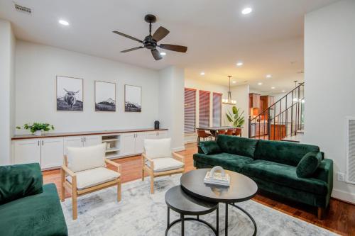 Luxury Houston Pool and spa Sleeps 10 in Houston, USA