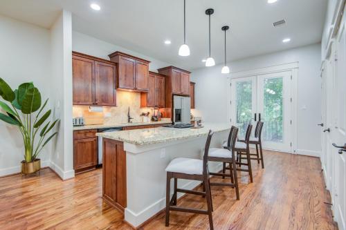 Luxury Houston Pool and spa Sleeps 10 in Houston, USA