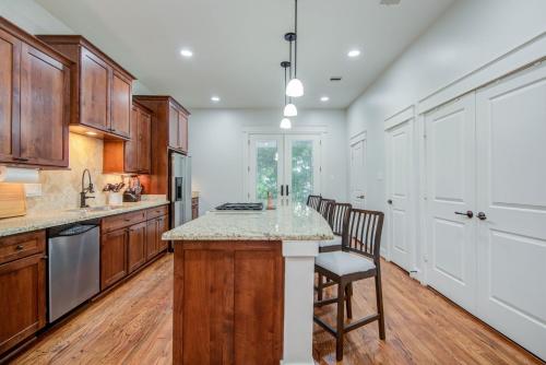 Luxury Houston Pool and spa Sleeps 10 in Houston, USA
