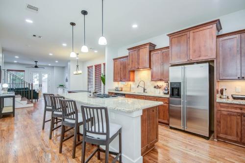 Luxury Houston Pool and spa Sleeps 10 in Houston, USA