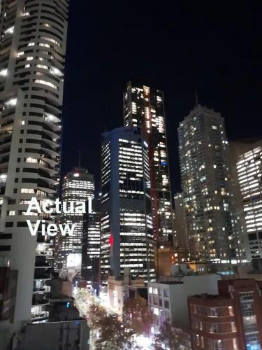 Luxury 3BR CBD Apt with Huge Balcony & City Views - image 6