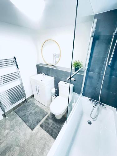 cabină de duș, 2 Bed Flat - Sleeps 5 - Parking - Wifi in Zona Andrews Hall