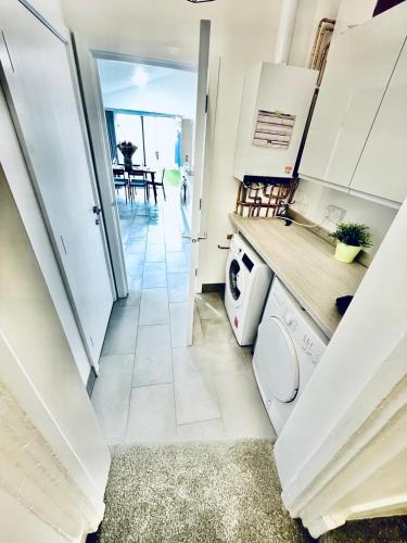 2 Bed Flat - Sleeps 5 - Parking - Wifi in Zona Andrews Hall