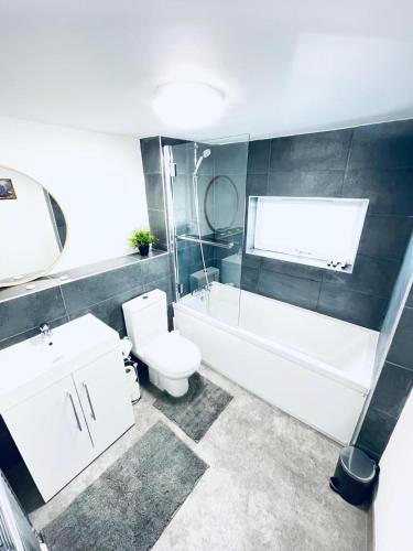 cabină de duș, 2 Bed Flat - Sleeps 5 - Parking - Wifi in Zona Andrews Hall