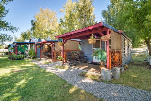 Resort Cabin on the River about 21 Mi to Crater Lake! in Chiloquin