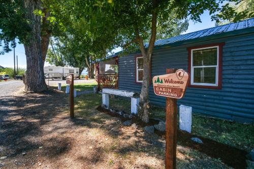 Resort Cabin on the River about 21 Mi to Crater Lake! in Chiloquin