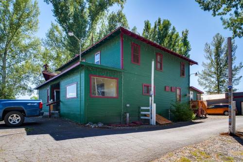 Resort Cabin on the River about 21 Mi to Crater Lake! in Chiloquin