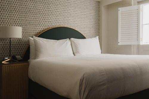 Standard King Room image 4