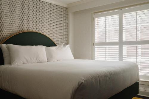 Standard King Room image 3