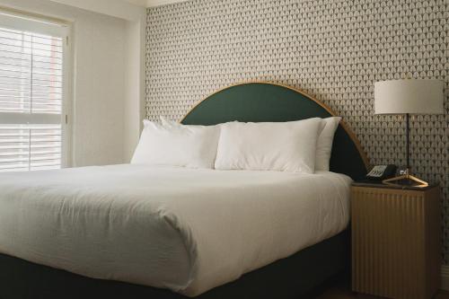 Standard King Room image 2