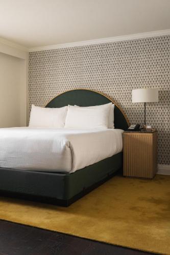 Deluxe King Room image 3