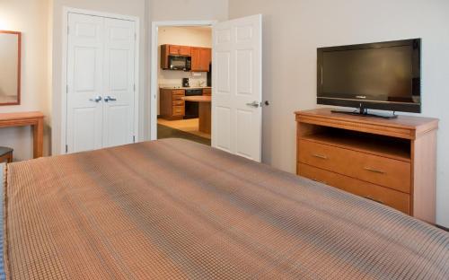 Candlewood Suites Kansas City Northeast an IHG Hotel - image 6