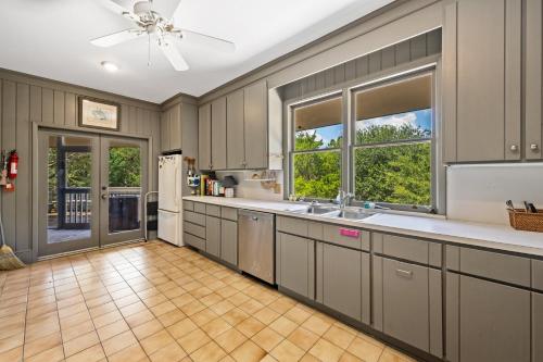 Easy Breezy home by Peace Vacations - image 7