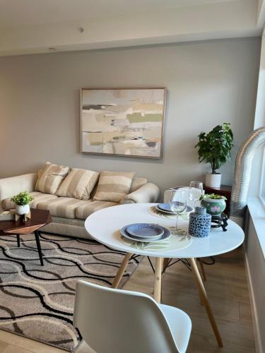 Private Park Suit Surrey downtown-600sf-1BR-1Bth