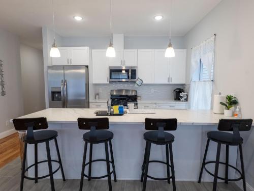 4 New Apts - 3 Bed Apt 1st Floor & 3 Bed Apt 2nd Floor - 1 Bed Studio Apt Ground Floor & 1 Bed Studio Apt Ground Floor near Penn Station EWR Airport Beth Israel Hospital NYC