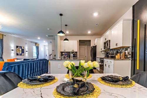 편의 시설/서비스, Spring break Deal! Raleigh Luxe Family Retreat, 15 Min to Downtown, Kids Gear, Fast WiFi for WFH, EV in 나이트데일
