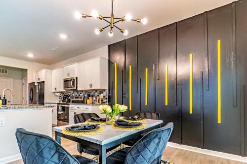 레스토랑, Spring break Deal! Raleigh Luxe Family Retreat, 15 Min to Downtown, Kids Gear, Fast WiFi for WFH, EV in 나이트데일