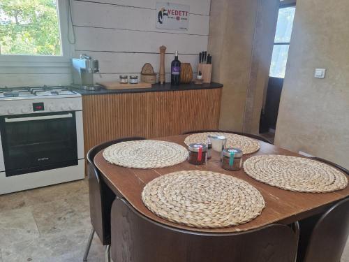 Konyha, La petite Pinede in Faucon