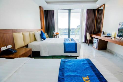 Deluxe Twin Room image 10