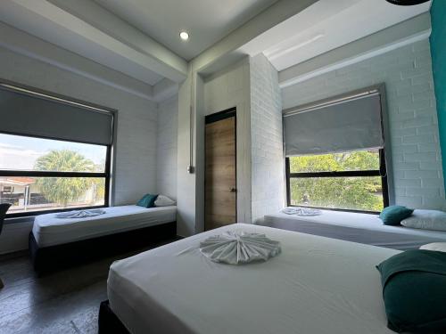 1 double bed, 2 twin beds