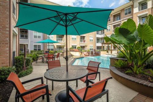 Luxury 2BR APT Walking Distance to NRG STADIUM & RODEO in Houston, USA