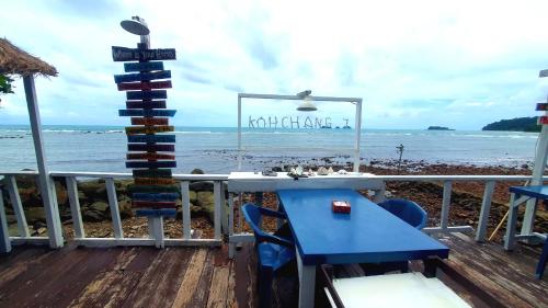 Restaurant, Kohchang7 Seaview Bungalow in Bai Lan Bay