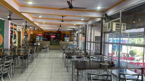 Restorāns, Blizz Stayz - Trishul Express in Bahadrabada