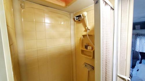 Zuhanyzó, Camper Apt DE Sleeps 3 in Dover (DE)
