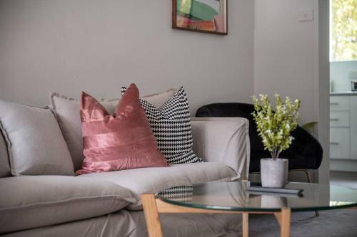 Ultra-convenient 2 Bedroom Gem at Chadstone