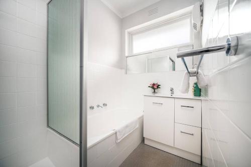 Ultra-convenient 2 Bedroom Gem at Chadstone
