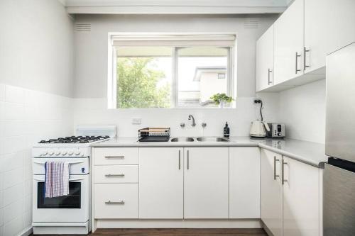 Ultra-convenient 2 Bedroom Gem at Chadstone in Oakleigh