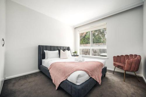 Ultra-convenient 2 Bedroom Gem at Chadstone