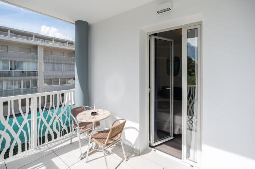 Double Room with Balcony and Sea View image 7