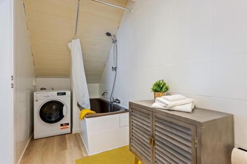 Bathroom, Großzugige Wohnung, 1 Min zum Hafen in Walluf