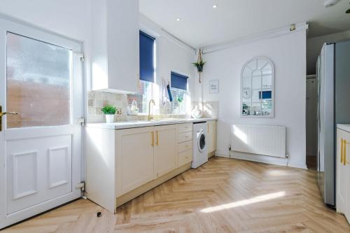 R&R at a Character Victorian Home (Free Parking), Mánchester (foto 8)